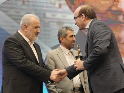 تندیس صادر کننده نمونه ملی در دستان بزرگترین آروماتیک ایران